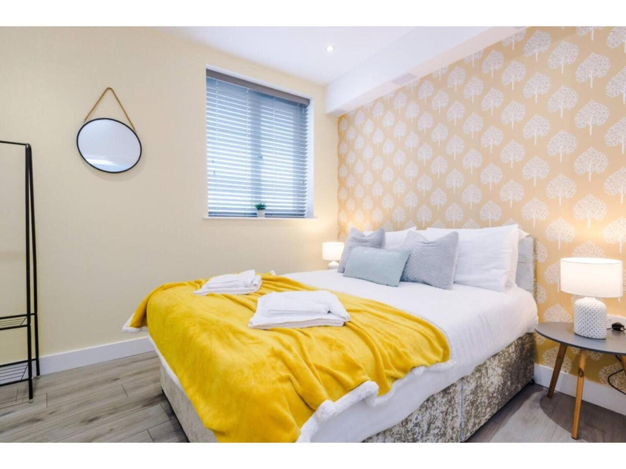 The Ecclesian Deluxe Apartments Near Trafford Centre Eccles Train Station Манчестер Экстерьер фото