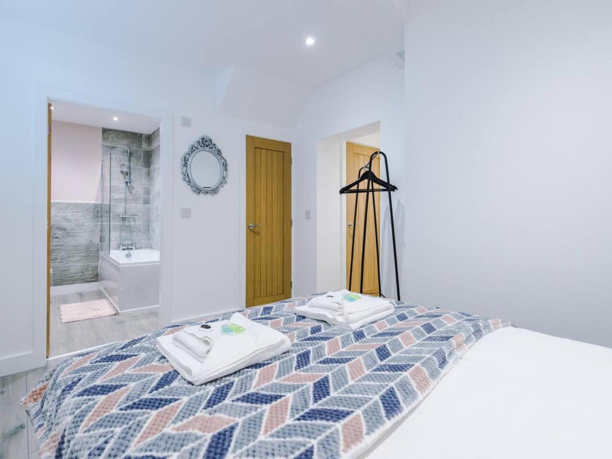 The Ecclesian Deluxe Apartments Near Trafford Centre Eccles Train Station Манчестер Экстерьер фото