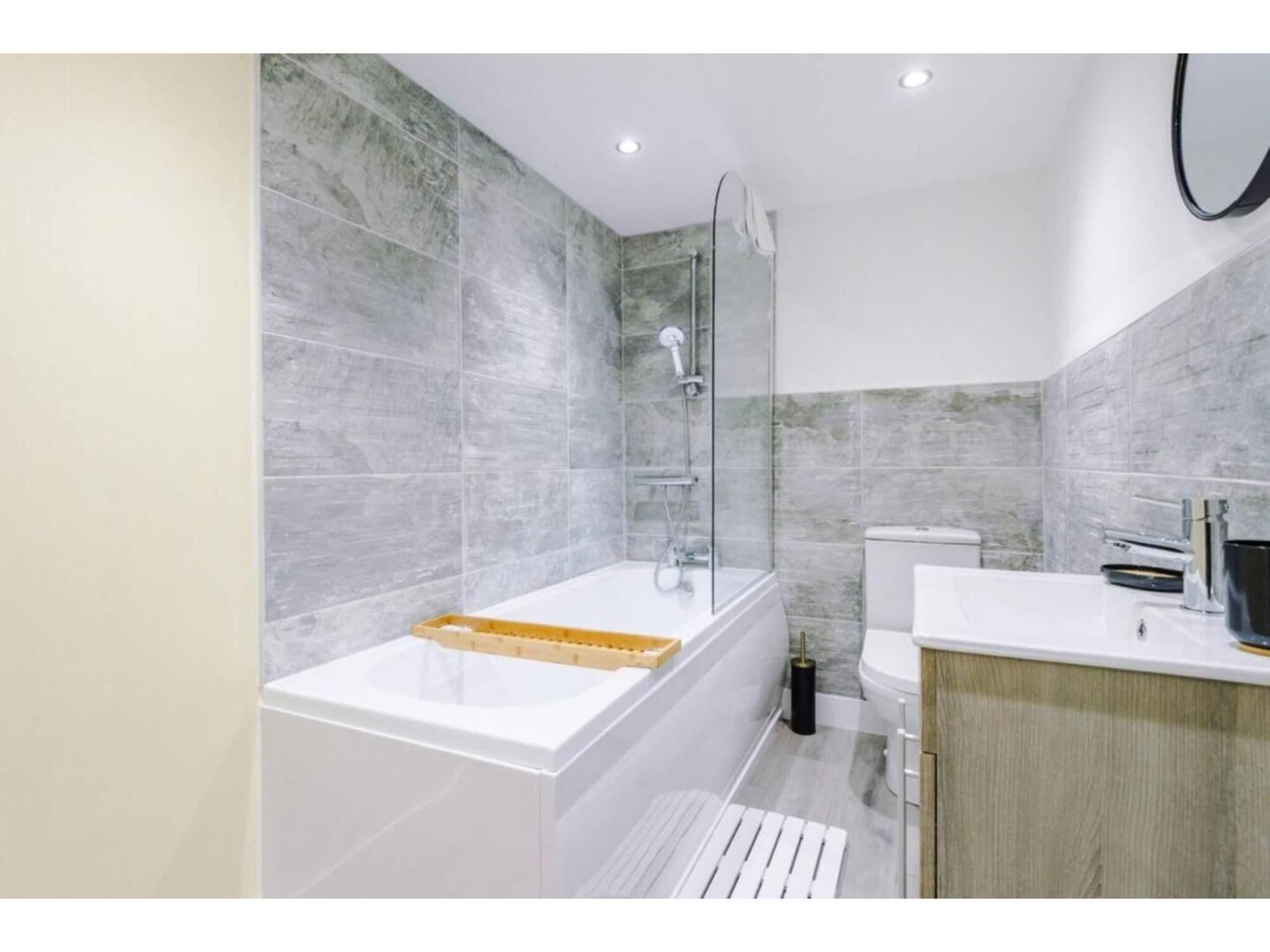 The Ecclesian Deluxe Apartments Near Trafford Centre Eccles Train Station Манчестер Экстерьер фото