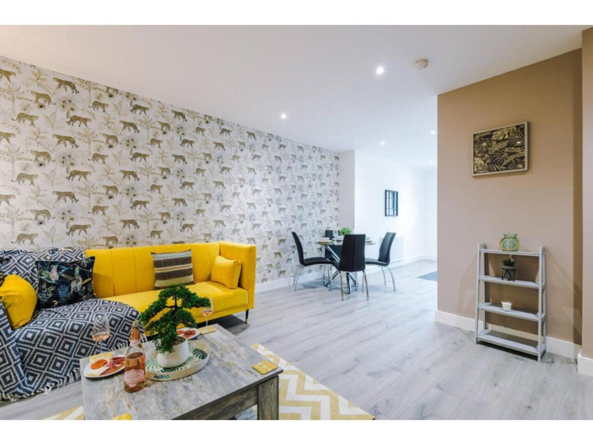 The Ecclesian Deluxe Apartments Near Trafford Centre Eccles Train Station Манчестер Экстерьер фото